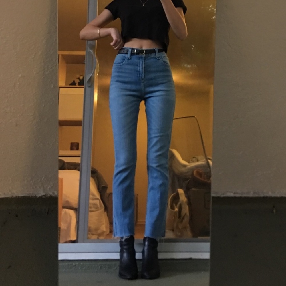 UO LIGHT DENIM CROPED JEAN